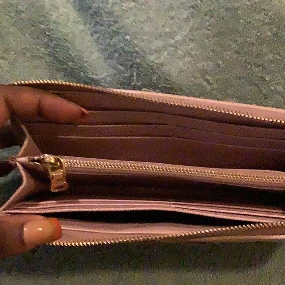 AUTHENTIC MIU MIU RIBBON ROUND ZIP QUILTED WALLET- Blush Pink/Taupe Color - Picture 2 of 12